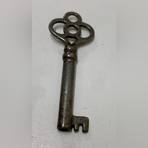 Early 20th Century Antique Hollow Barrel Skeleton Key - Picture 6 of 9